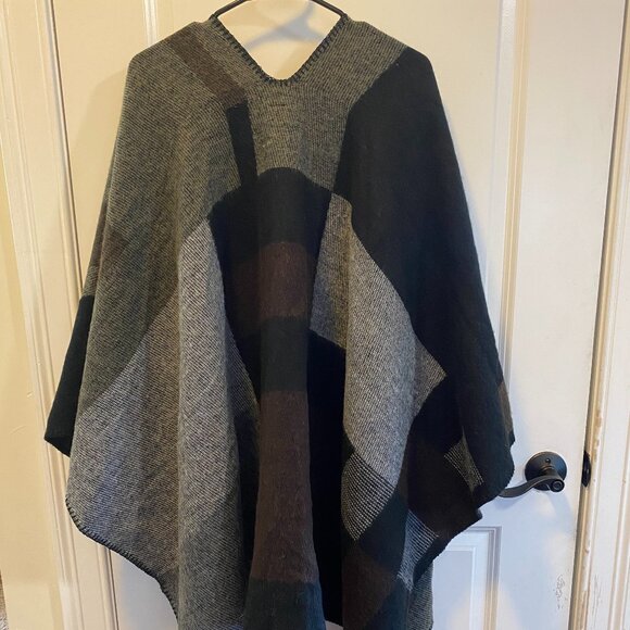 Steve Madden Color Blanket Poncho - Picture 5 of 9